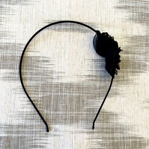 Black headband with tulle flowers